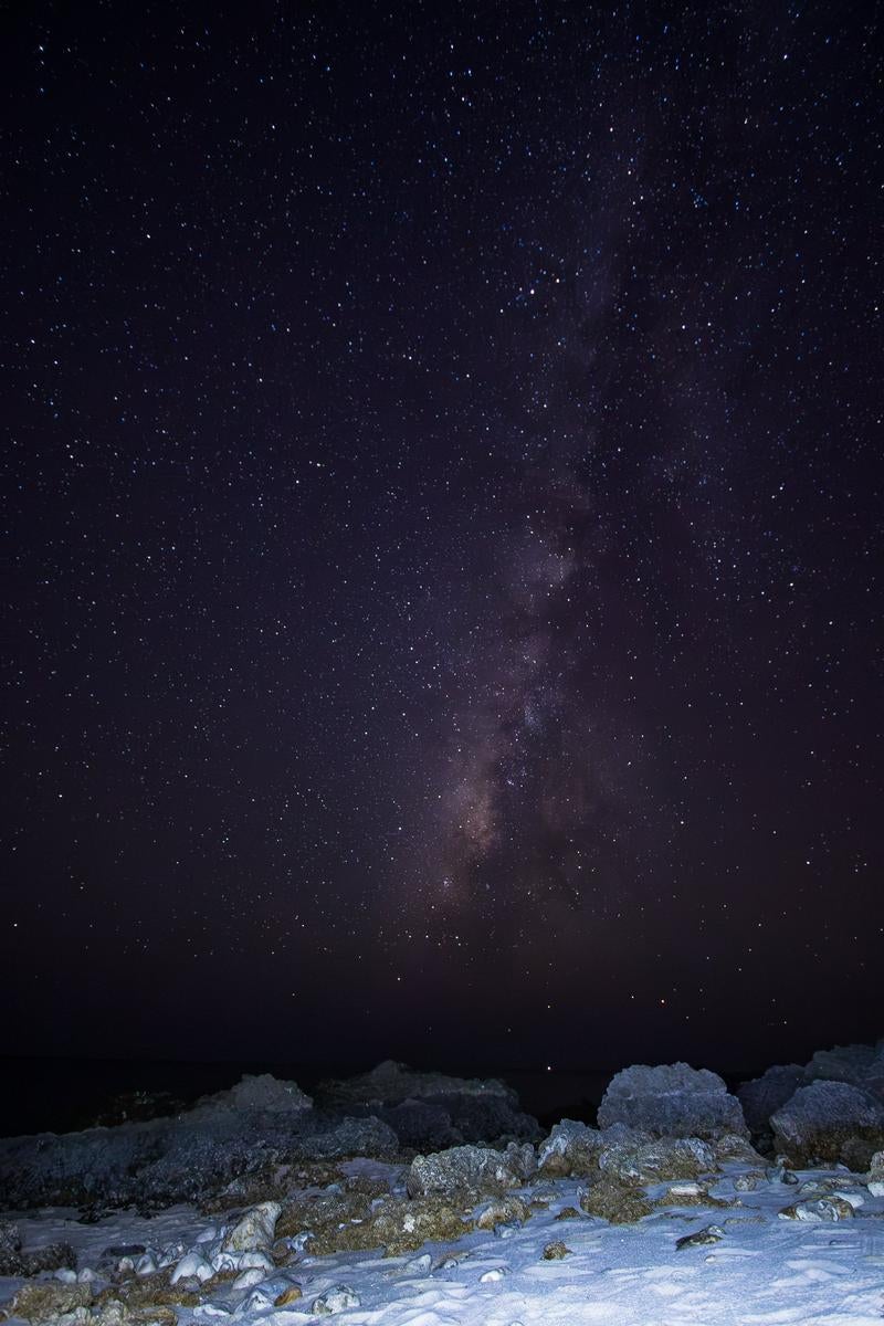 「宮古島の海岸から撮影した星空（天の川）」の写真