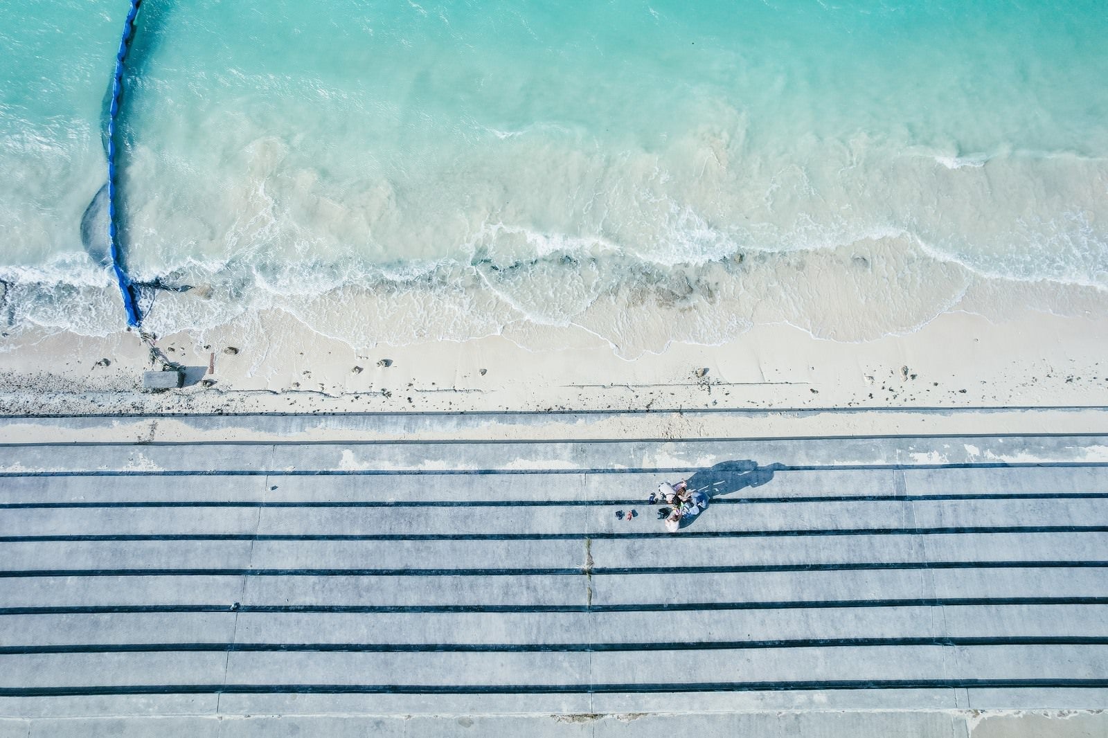 宮古島の海で話し込む3人組 photo