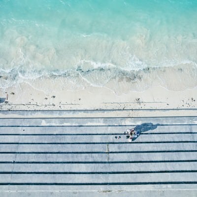 宮古島の海で話し込む3人組の写真