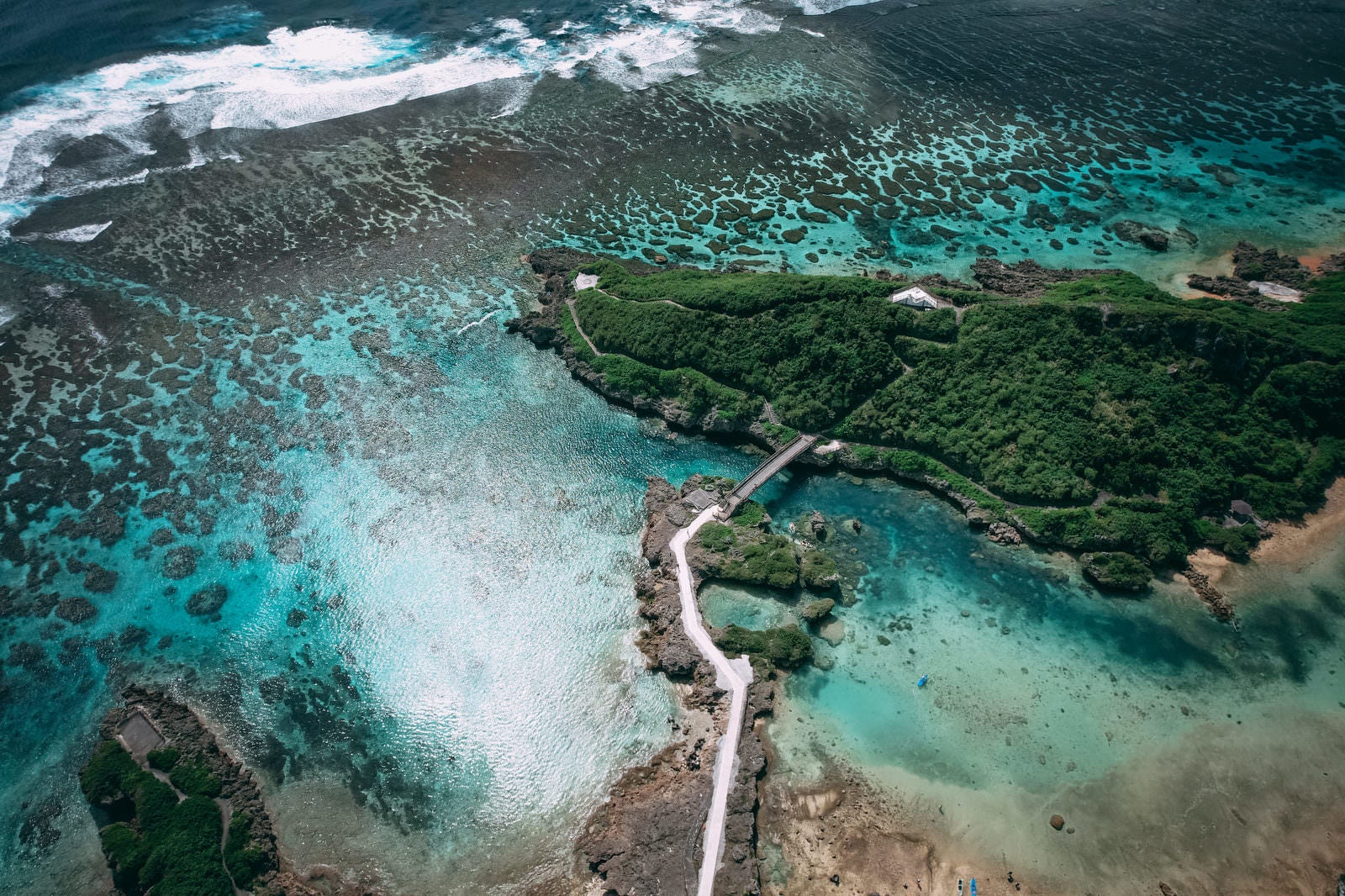 「宮古島の岩礁と海面の輝き」の写真