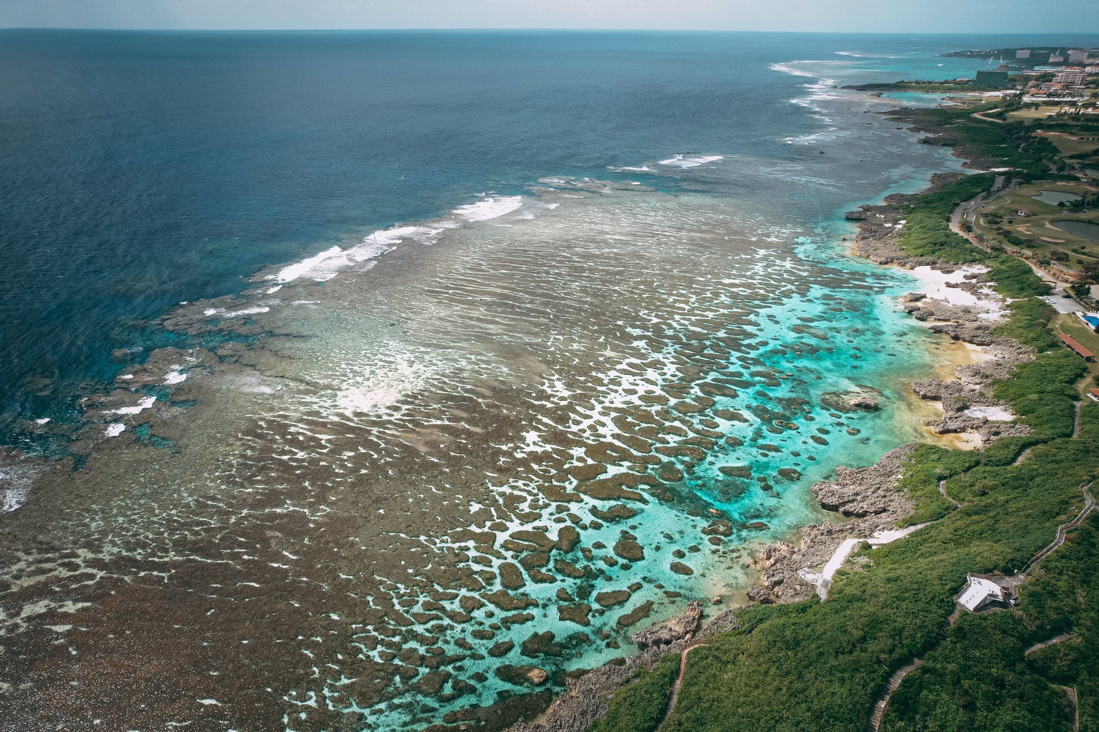 「宮古島の岩礁（空撮）」の写真