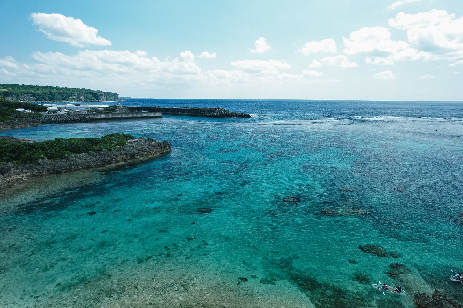 「遠景の防波堤と宮古島の海」の写真