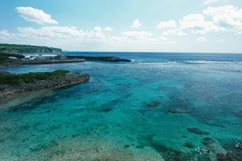 遠景の防波堤と宮古島の海の写真