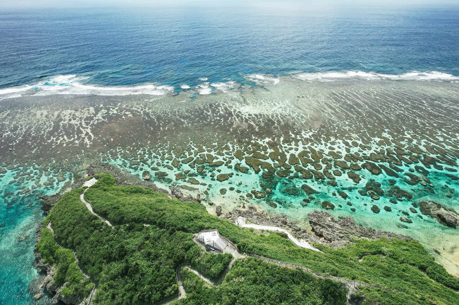 「広大に広がる宮古島の岩礁」の写真