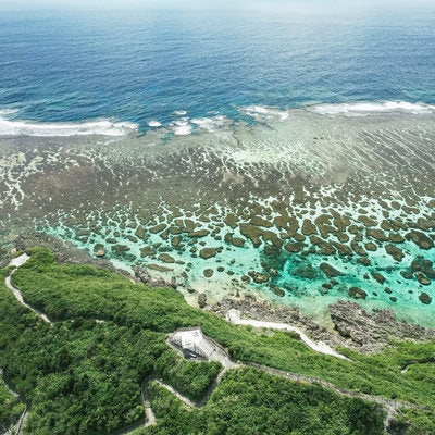 広大に広がる宮古島の岩礁の写真