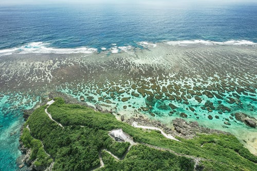 広大に広がる宮古島の岩礁の写真