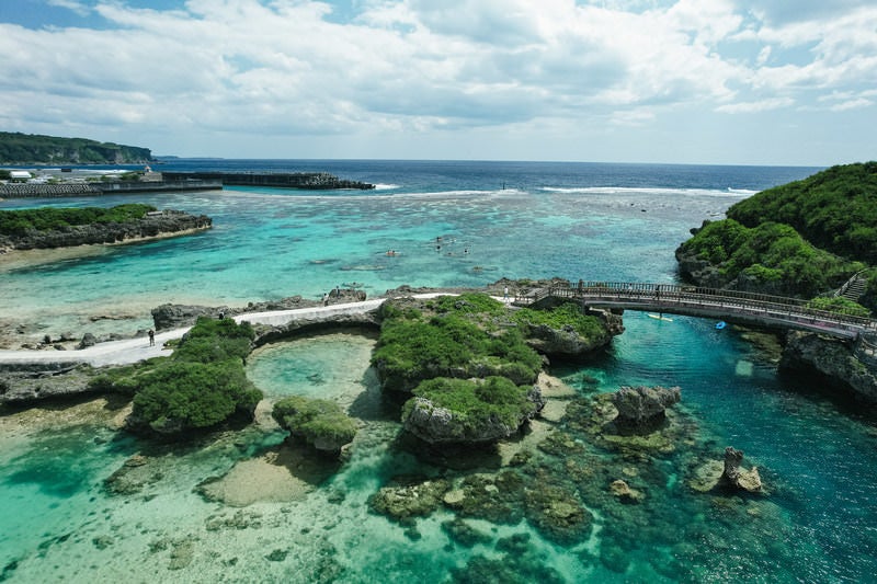 宮古島の遊歩道と岩礁の写真