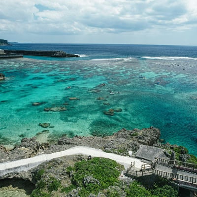 宮古島の岩礁と防波堤の写真