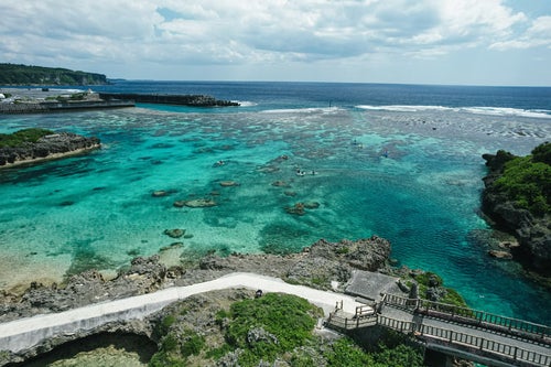 宮古島の岩礁と防波堤の写真