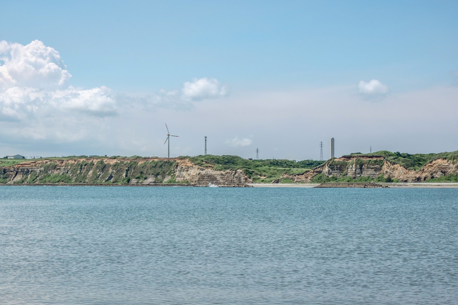 「屛風ヶ浦の海食崖と風力発電」の写真