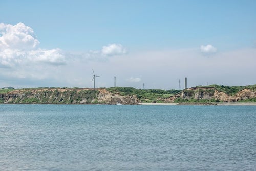 屛風ヶ浦の海食崖と風力発電の写真