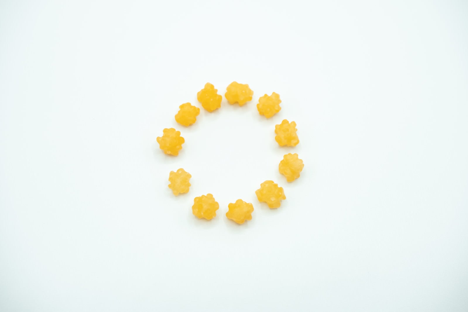 「丸く並べた金平糖」の写真