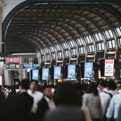 人で溢れる品川駅の写真