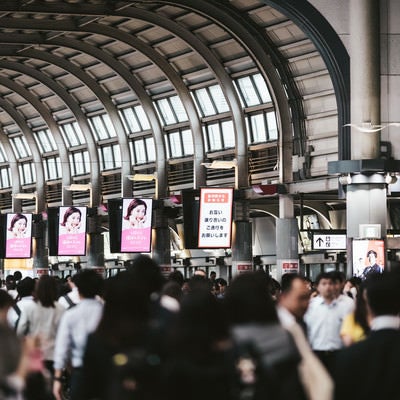 混雑する品川駅の写真