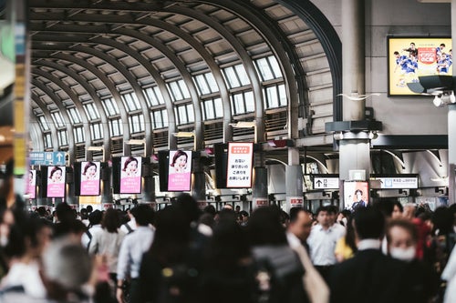 混雑する品川駅の写真