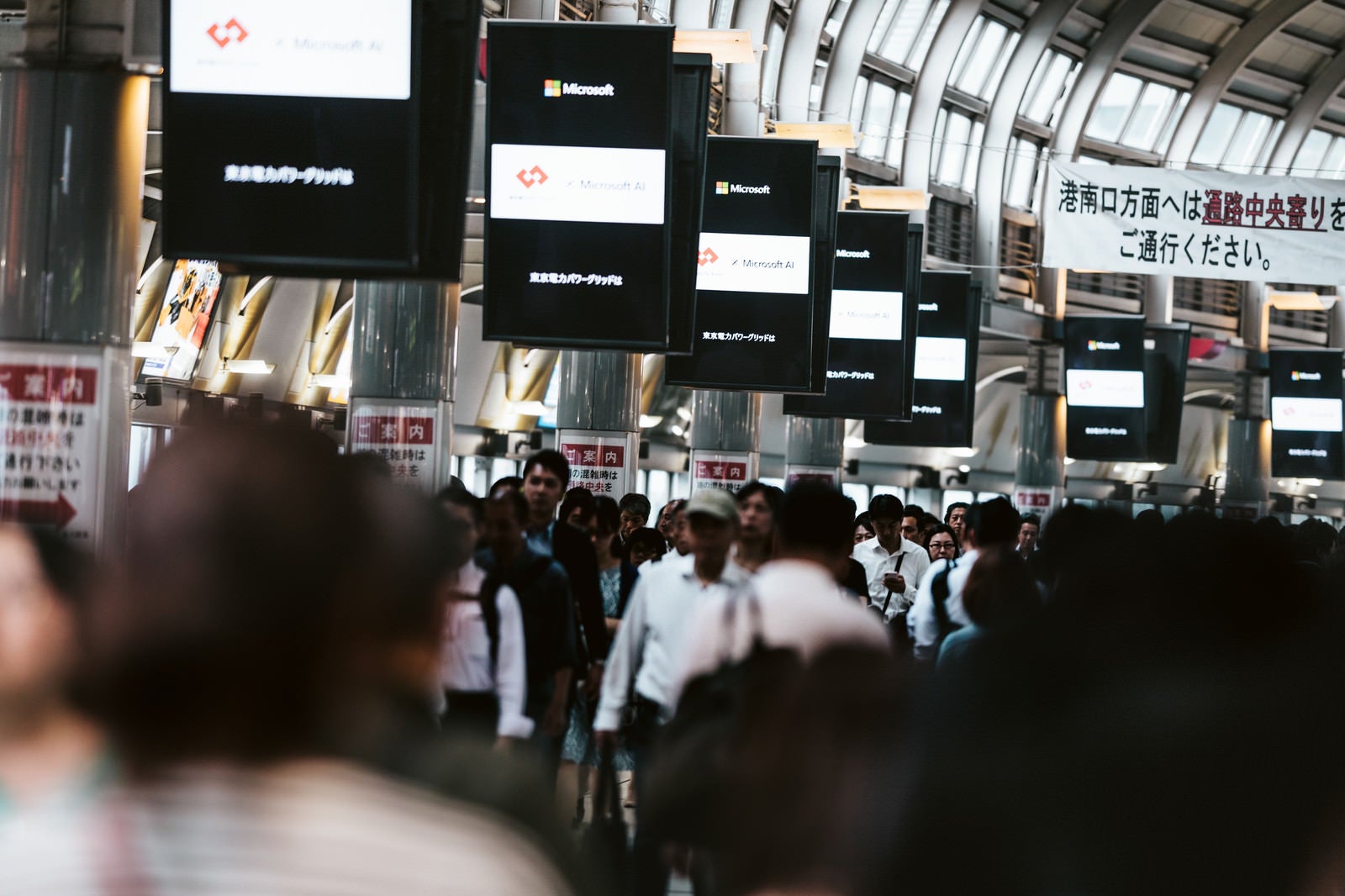 「品川駅の自由通路に並ぶディスプレイ」の写真
