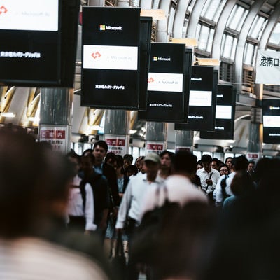 品川駅の自由通路に並ぶディスプレイの写真