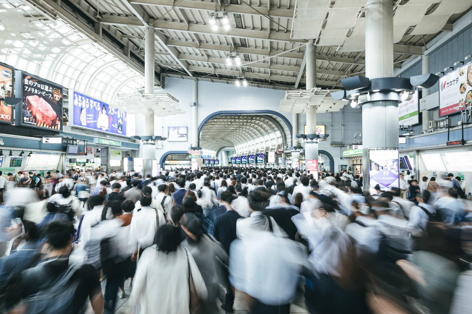 「通勤ラッシュ時のJR品川駅改札前」の写真