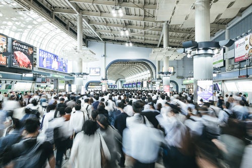 通勤ラッシュ時のJR品川駅改札前の写真