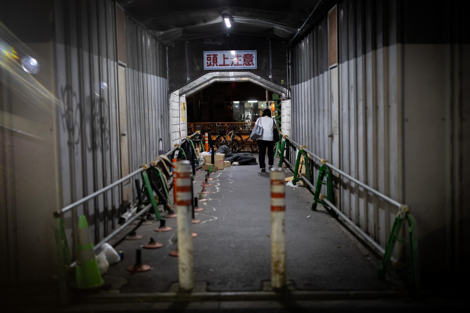「新橋ガード下の通路」の写真