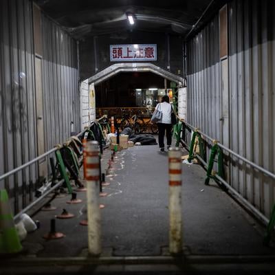 新橋ガード下の通路の素材