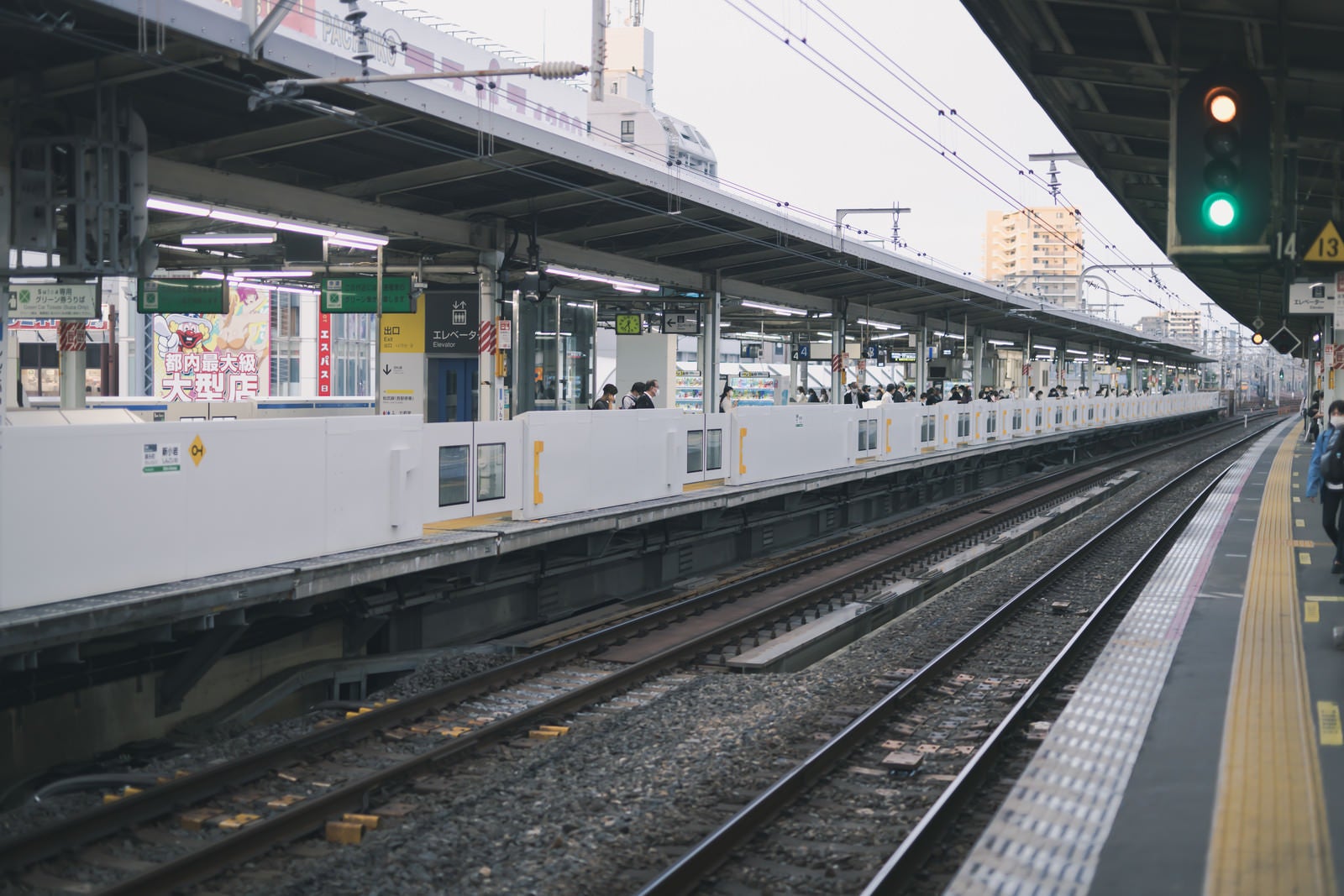 「新小岩駅のホーム」の写真