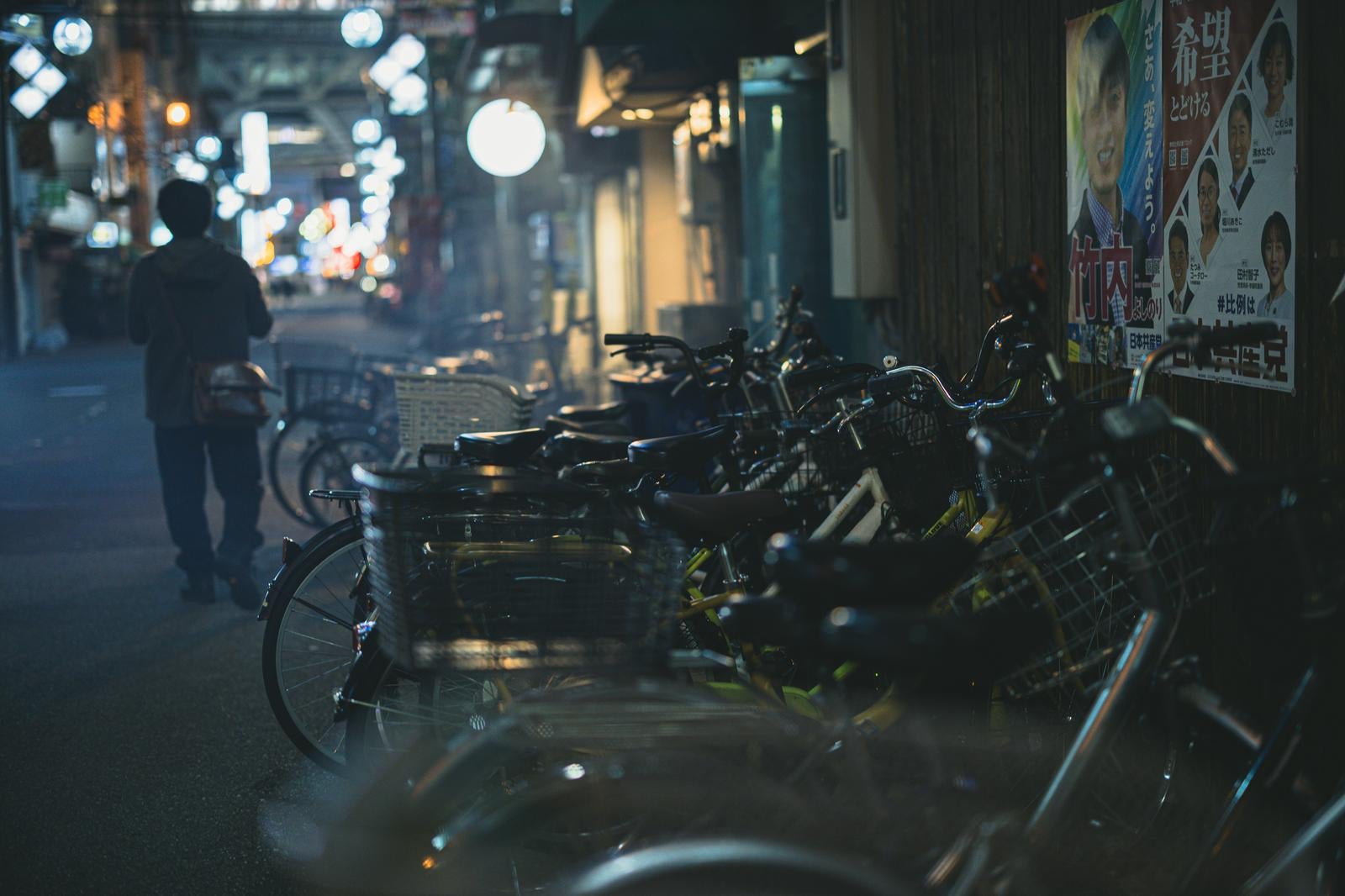 「夜の飲み屋街と駐輪」の写真
