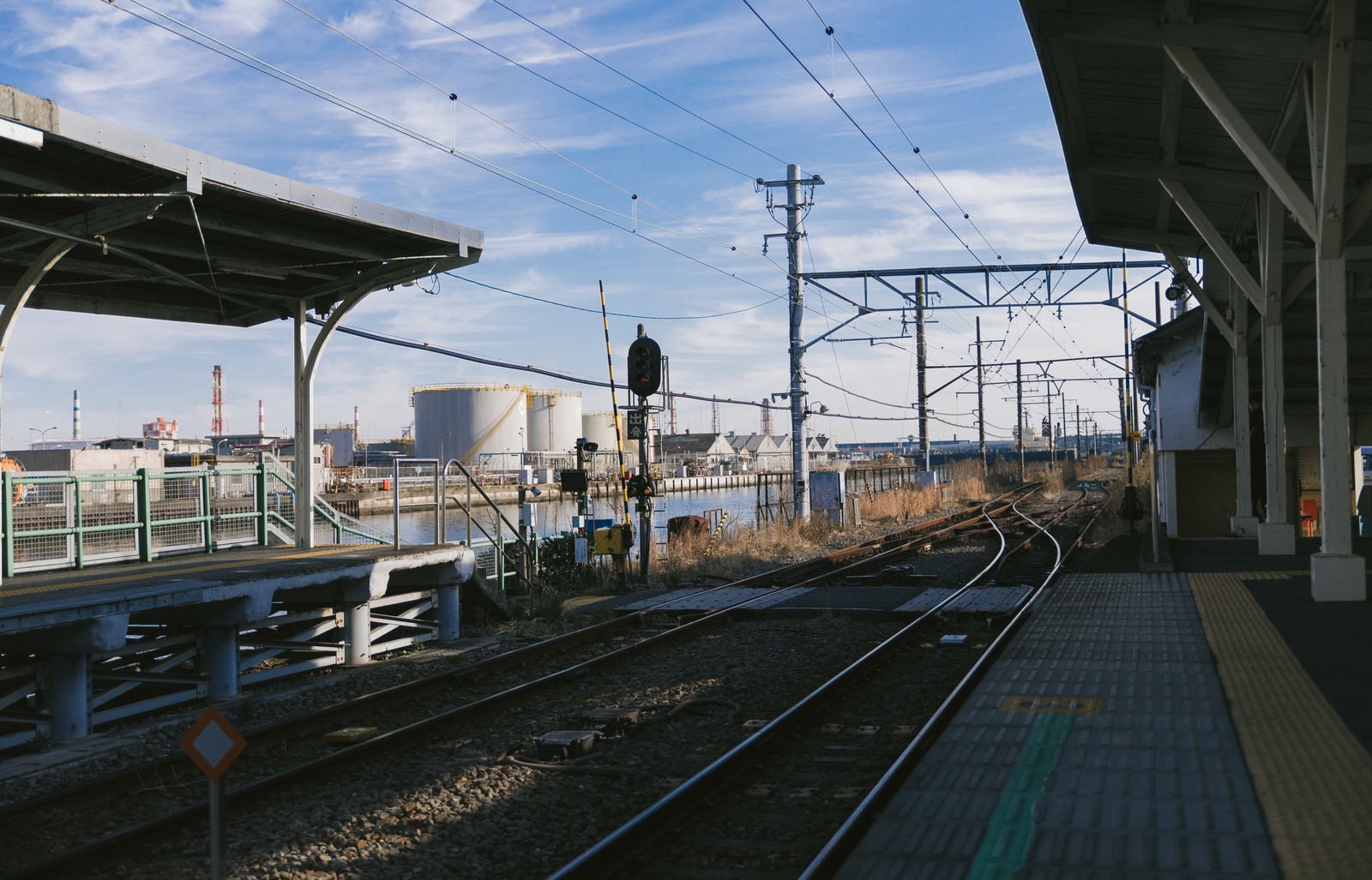 「JR鶴見線 新芝浦駅のホーム」の写真