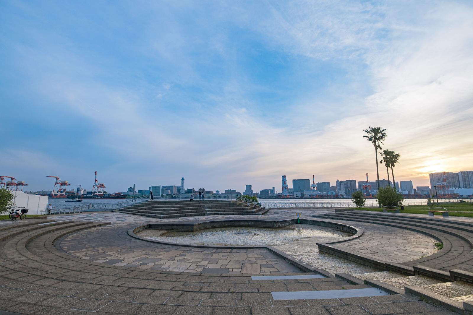 「潮風公園の噴水広場の夕暮れ風景」の写真