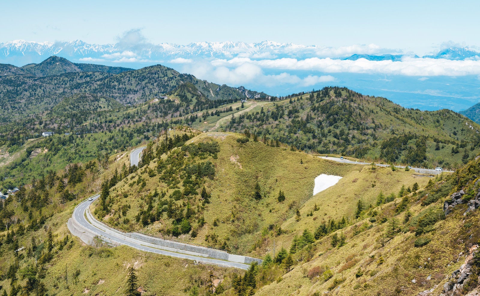 「遠くにアルプス山脈が見える白根山からの景観」の写真