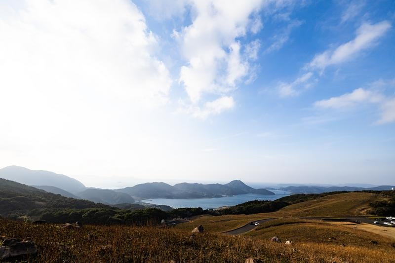 川内峠の草原から望む海と山並み