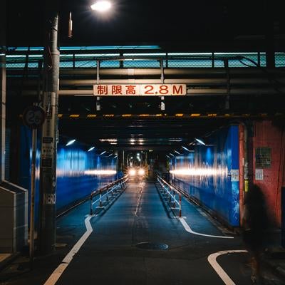 新宿百人町一丁目のガード下（夜間）の写真
