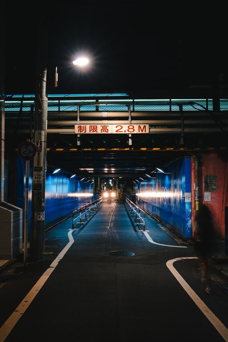 「新宿百人町一丁目のガード下（夜間）」の写真