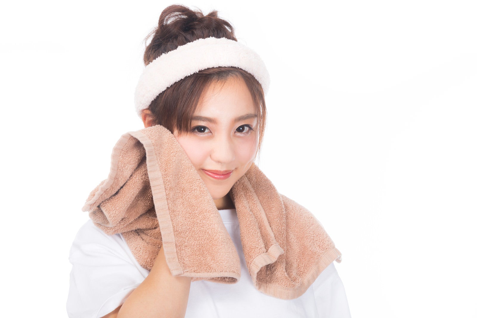 「タオルで顔を拭う女性」の写真［モデル：河村友歌］