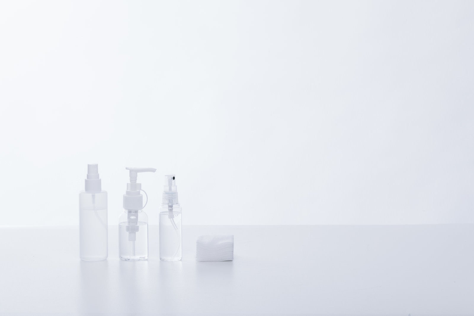 「透明な化粧水の容器」の写真