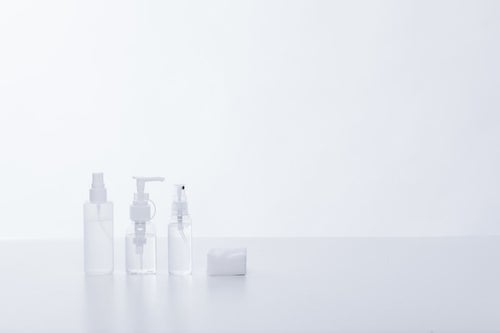 透明な化粧水の容器の写真