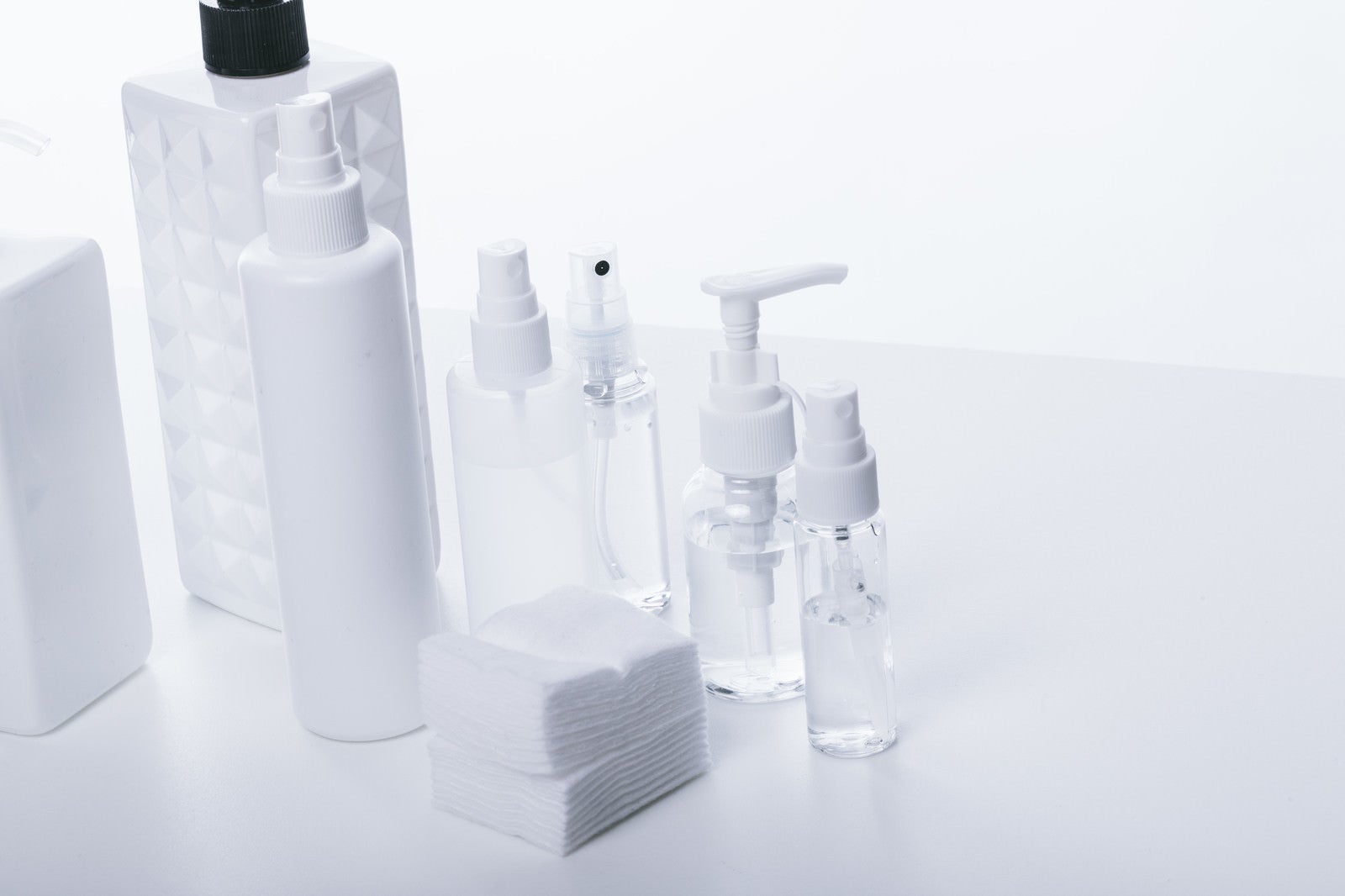 「化粧水容器（透明・乳白色）」の写真