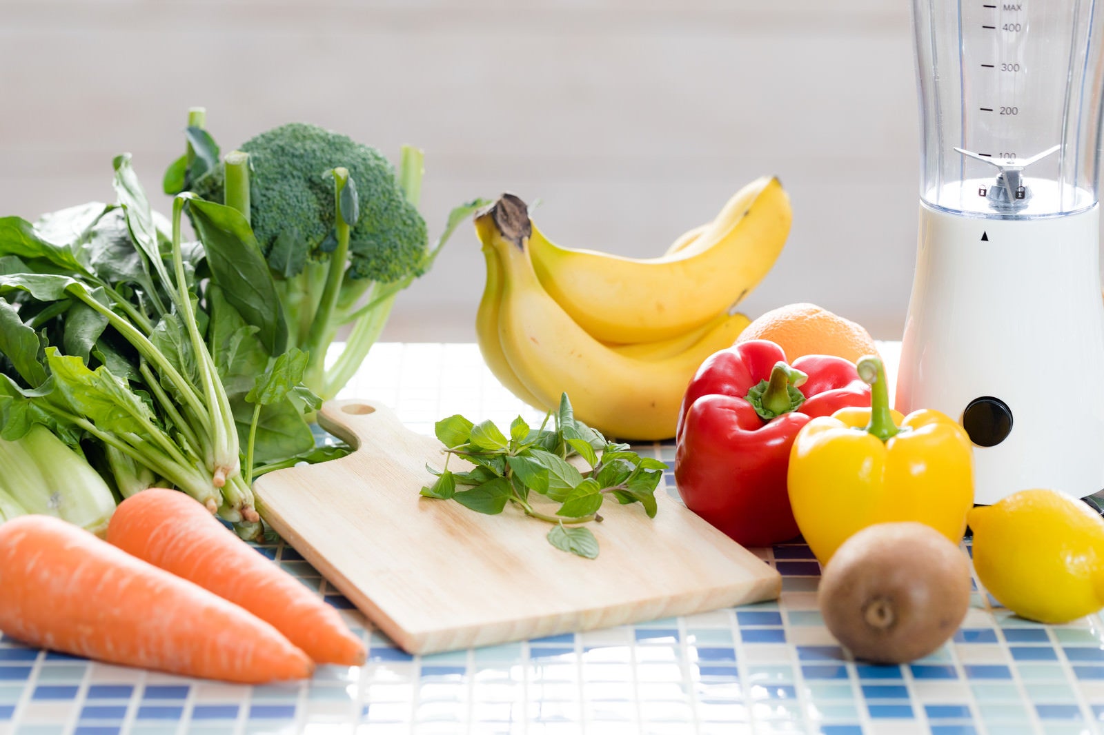「スムージー用の果物と野菜類」の写真