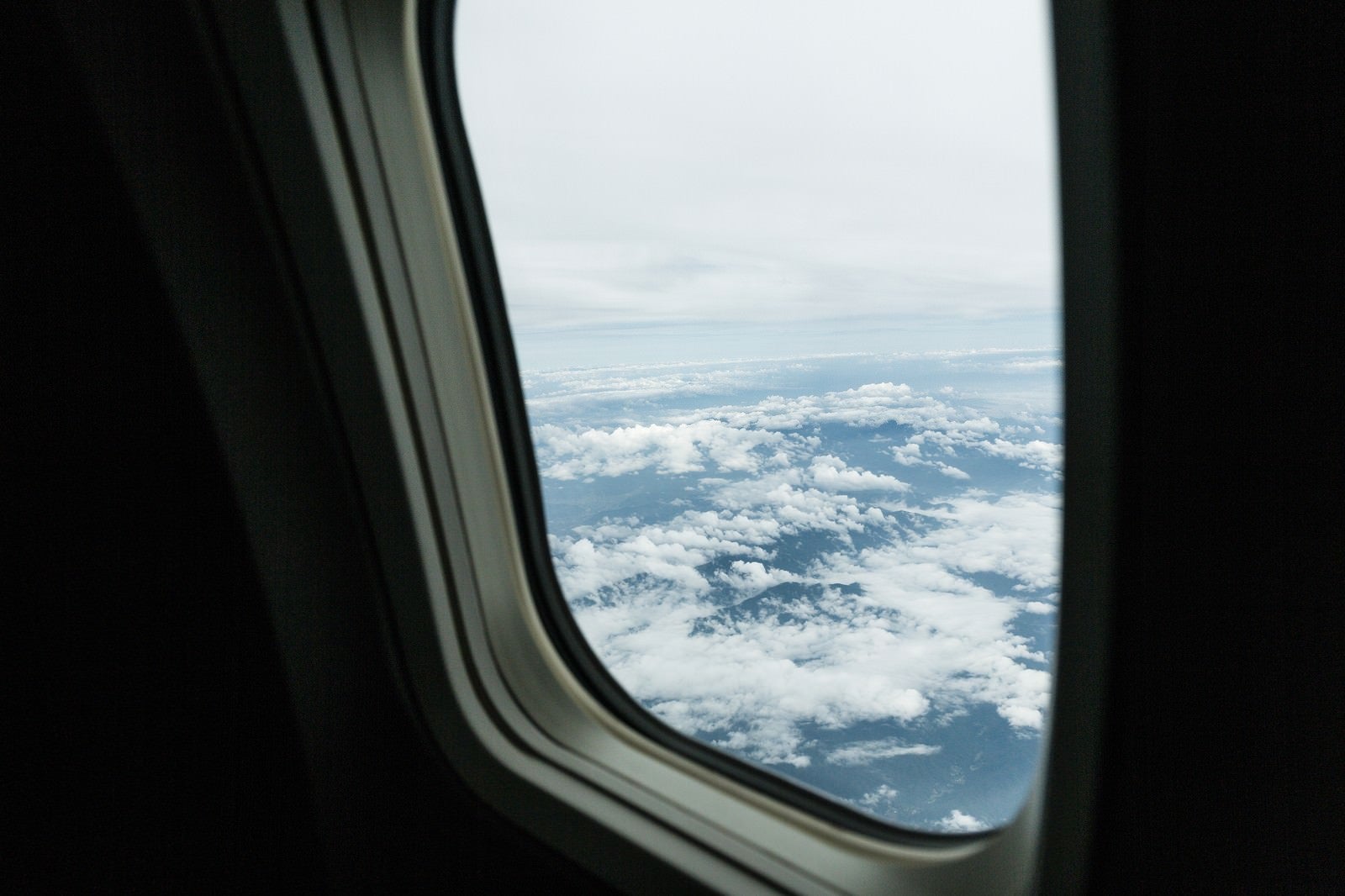 「旅客機の窓から上空の様子」の写真