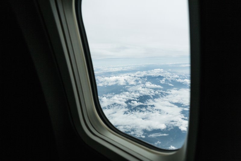 旅客機の窓から上空の様子の写真