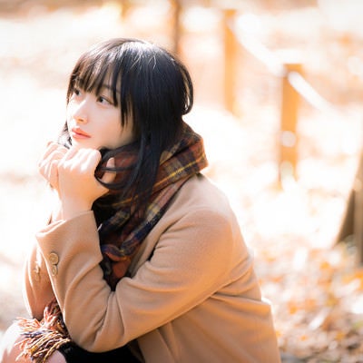 マフラーをギュッと握る女性の写真