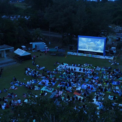 徳之島で開催された野外シネマのイベント（空撮）の写真