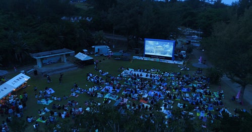 徳之島で開催された野外シネマのイベント（空撮）の写真