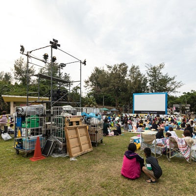 徳之島で開催された野外シネマのイベントの写真