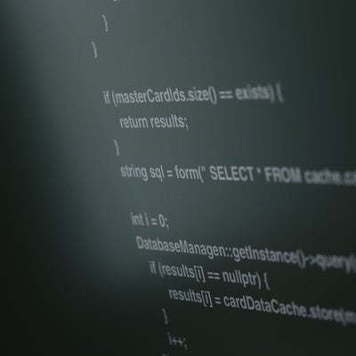モニターに映し出されたプログラムのソースコードの写真