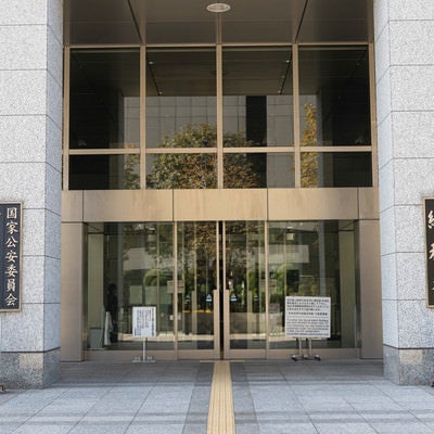 総務省の正面玄関の写真
