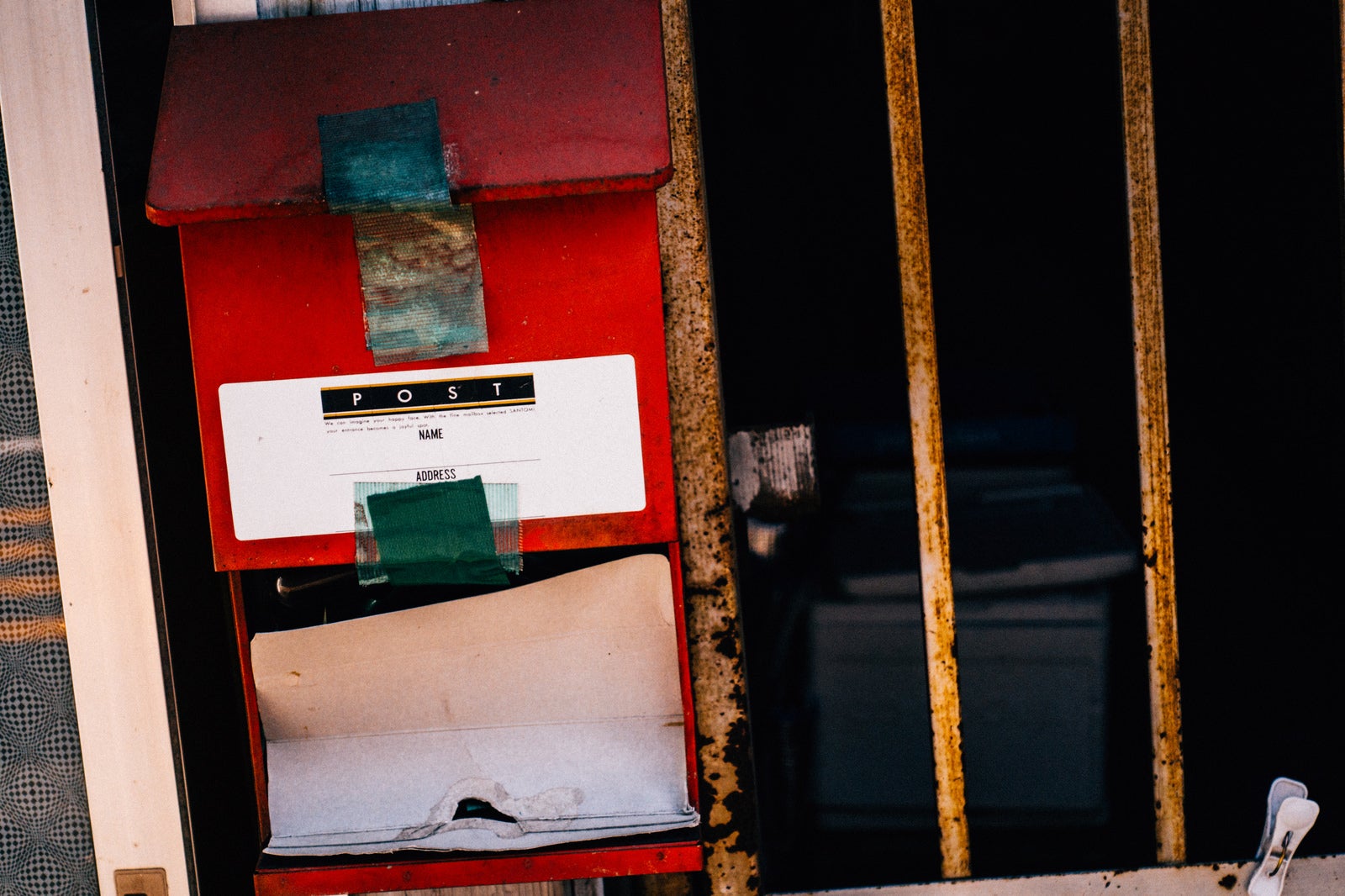 「無人の家屋と赤い郵便受け」の写真