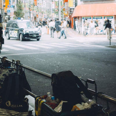 新宿武蔵通り方面とホームレスの写真
