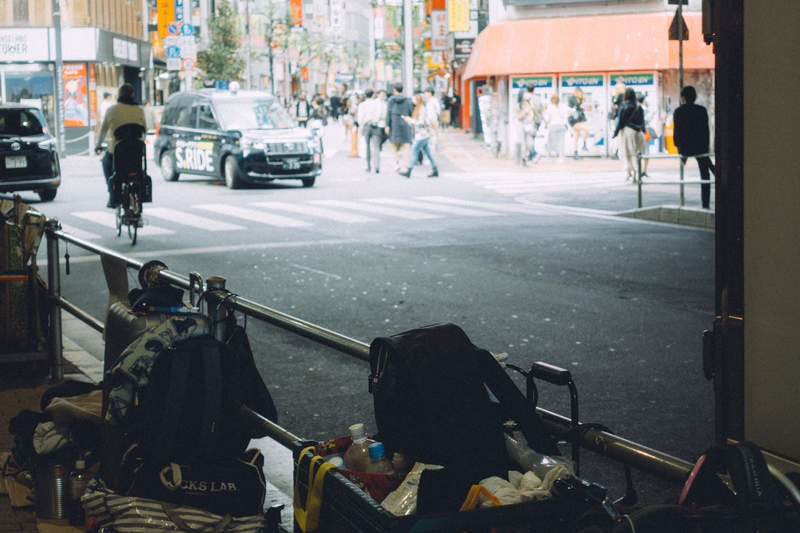 新宿武蔵通り方面とホームレスの写真