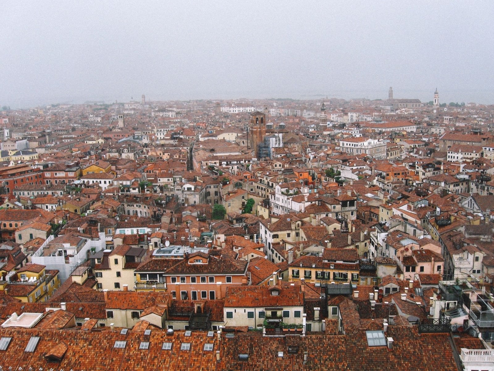 「赤茶色に染まる屋根とベネチアの建物（イタリア）」の写真